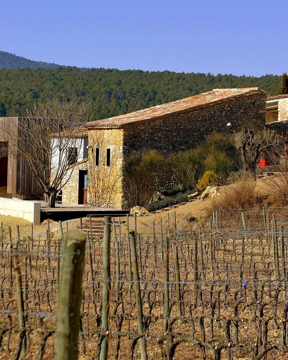 Masía de piedra junto a un viñedo en Sant Joan de Mediona, en el Penedès