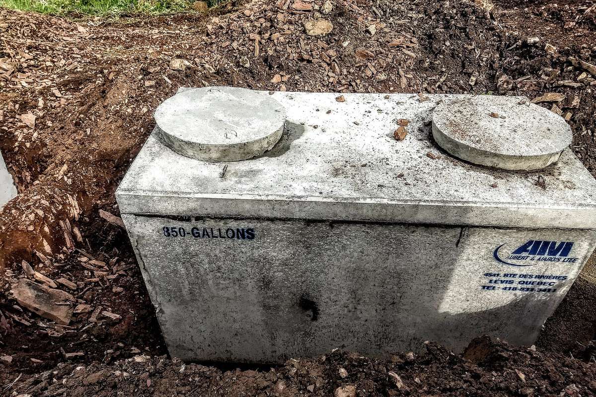 Depósito prefabricado de hormigón con dos tapas, sobre tierra antes de enterrarlo