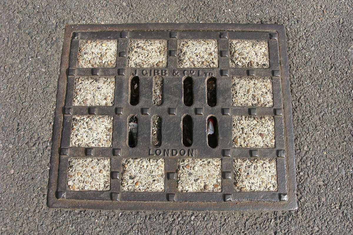 Tapa de registro metálica rellena de grava, a ras de suelo