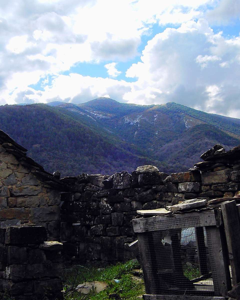 Casa de piedra en ruinas con vistas a una sierra, en Moriello de Sampietro